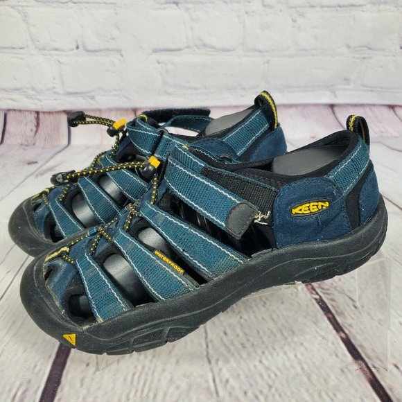 Keen  Size 6 Newport Waterproof Slip on Sandals - Picture 4 of 8